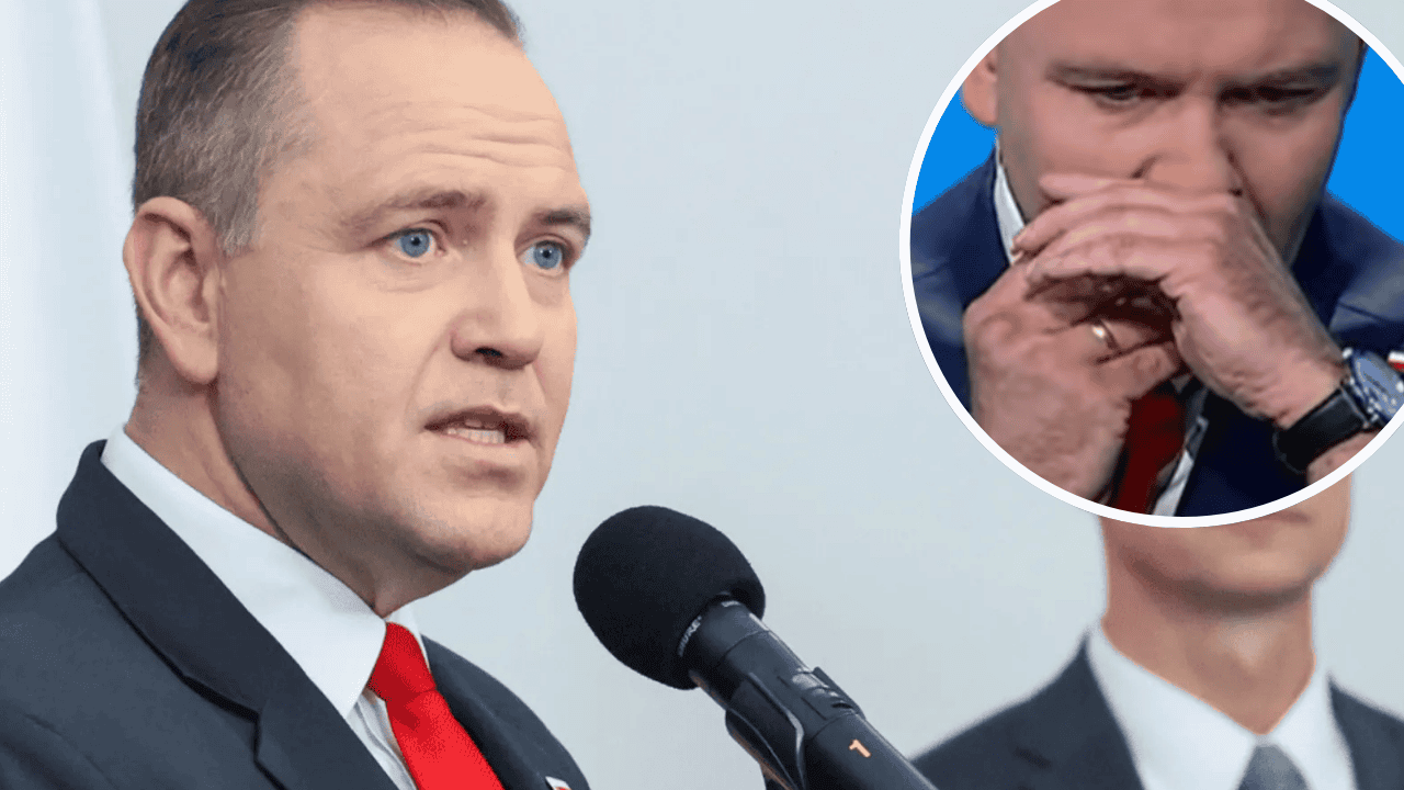 Karol Nawrocki z woreczkiem nikotyny