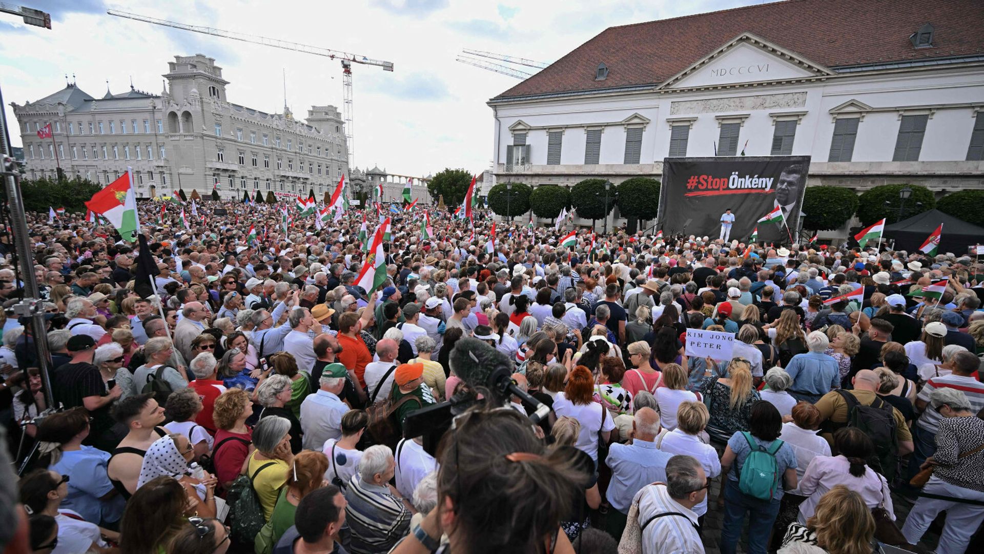 Tysiące Węgrów protestowało w Budapeszcie przeciwko planom usunięcia prezydenta Sulyoka
