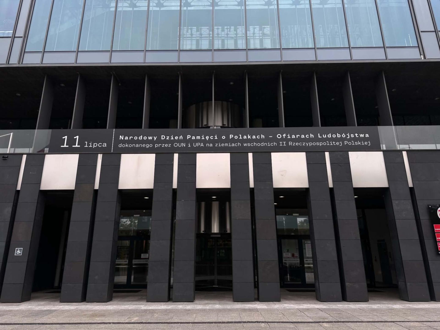 Baner na Urzędzie Marszałkowskim w Poznaniu. Zamiast flagi Ukrainy trzy polskie flagi