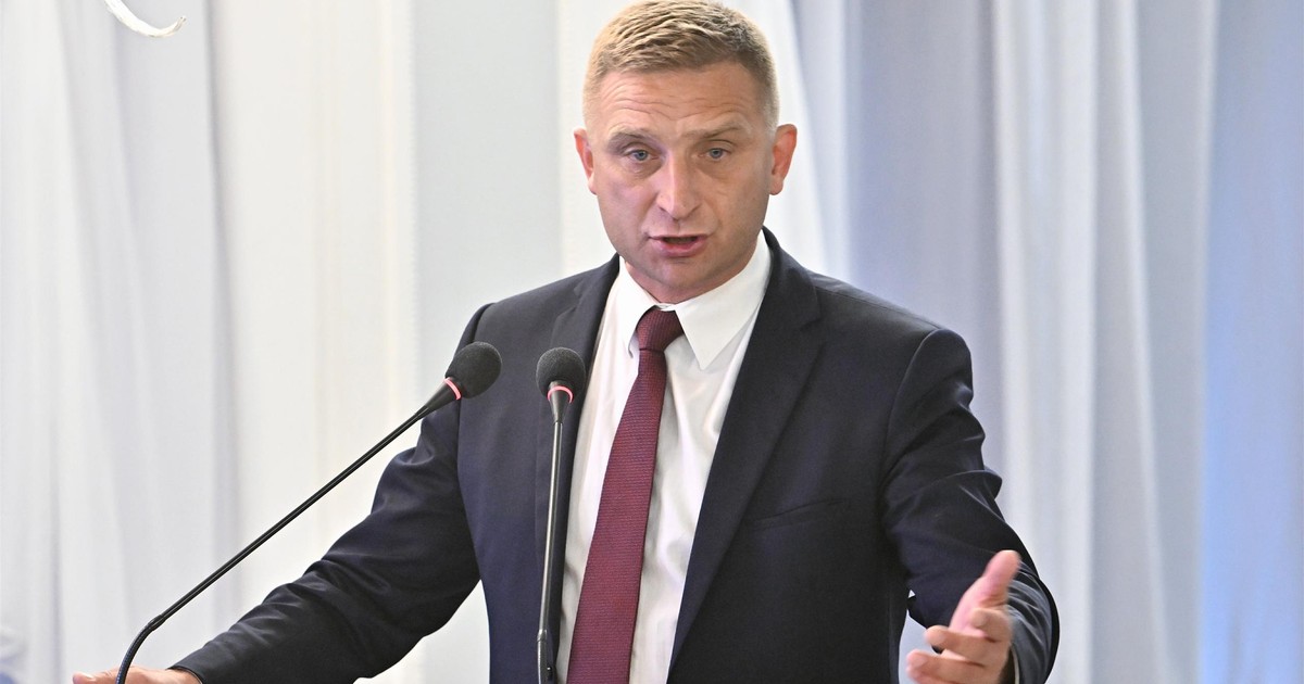 Akt oskarżenia przeciwko Robertowi Bąkiewiczowi w sądzie. Trzy zarzuty za wystąpienie na Placu Zamkowym